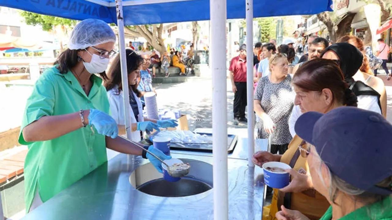 Antalya Büyükşehir Belediyesi geleneksel aşure ikramlarına başladı