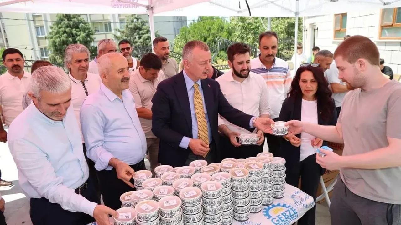 Başkan Büyükakın, Gebze'de aşure dağıttı