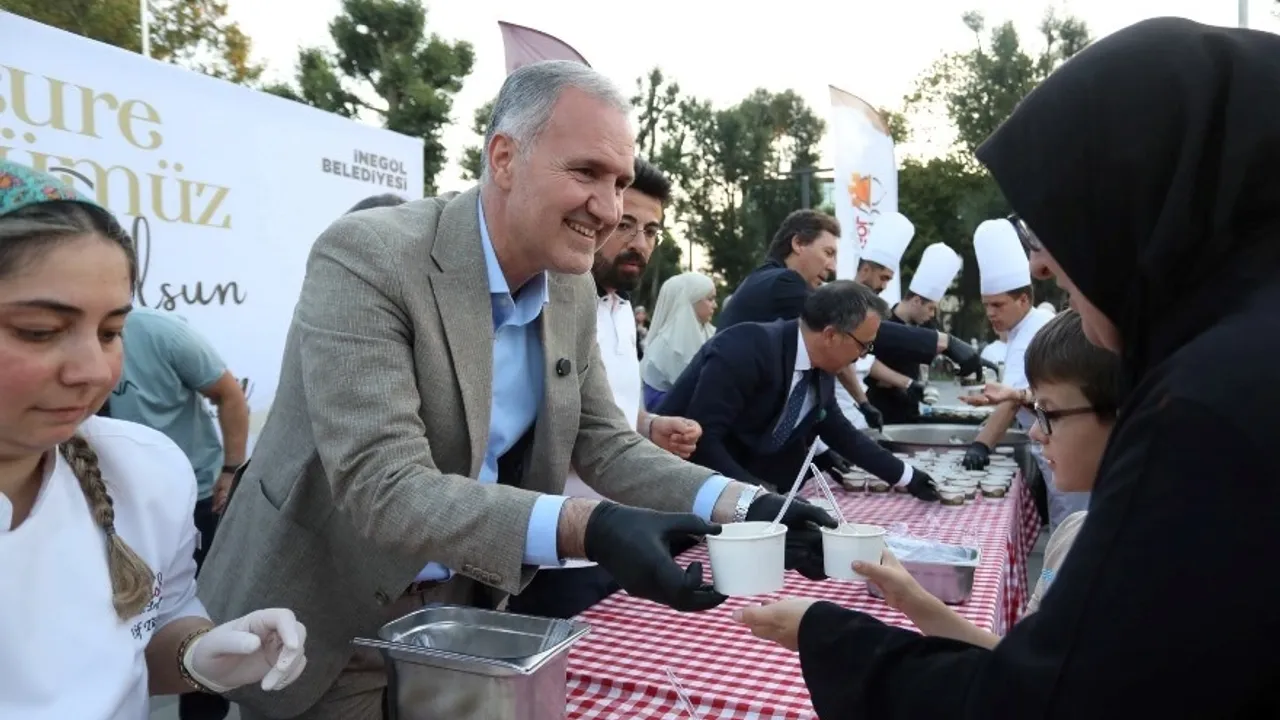 Bursa İnegöl’ün yeni meydanında aşure kazanları kaynadı