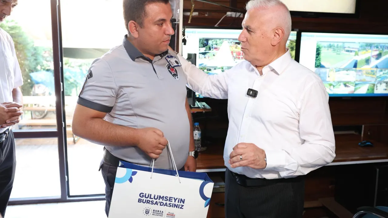Bursa'da kahraman güvenlik görevlisine Başkan Bozbey’den tebrik