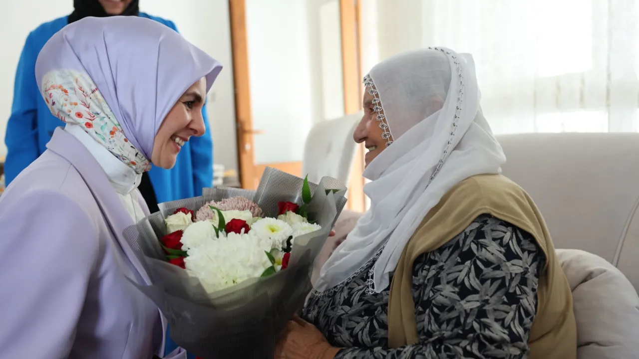 Elazığ'ın fenomen babaannesine Bakan Göktaş'tan sürpriz ziyaret
