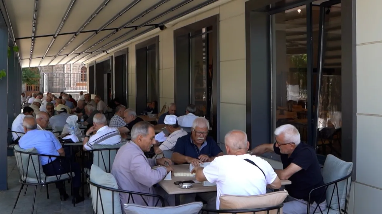 Hizmete giren emekliler lokaline kısa sürede yoğun ilgi