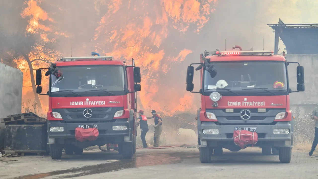 İzmir Bornova Gökdere’de yangınla mücadele sürüyor