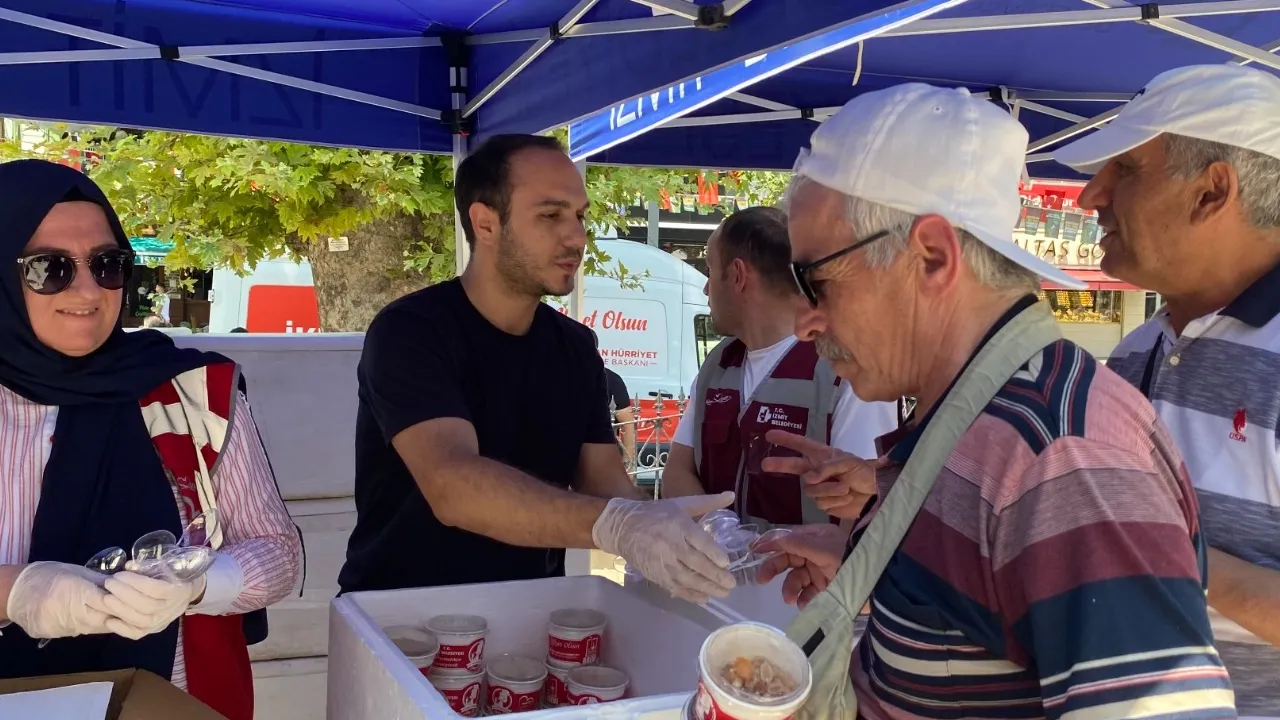 İzmit Belediyesi’nden gönülleri ısıtan aşure ikramı