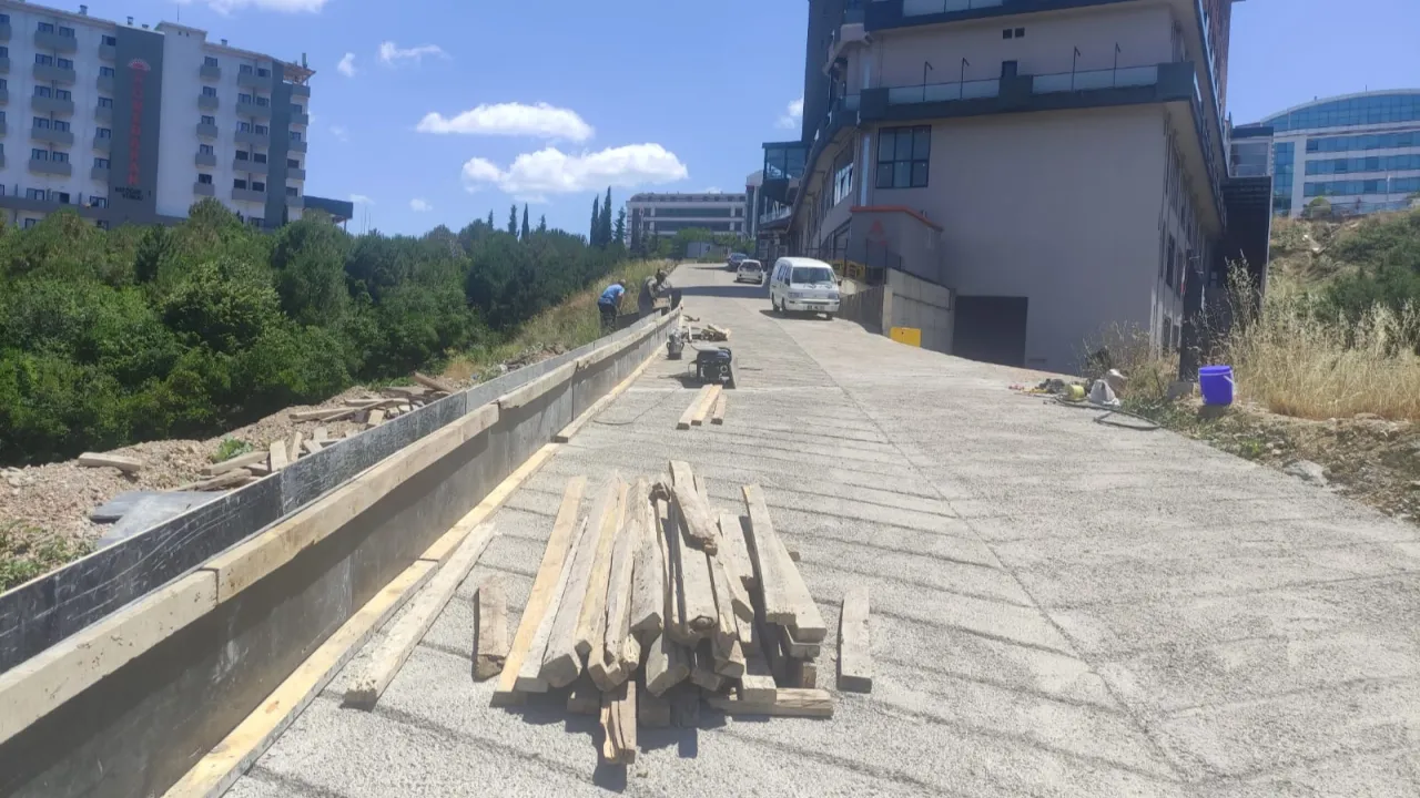 İzmit'te Kabaoğlu’nda parapet çalışması