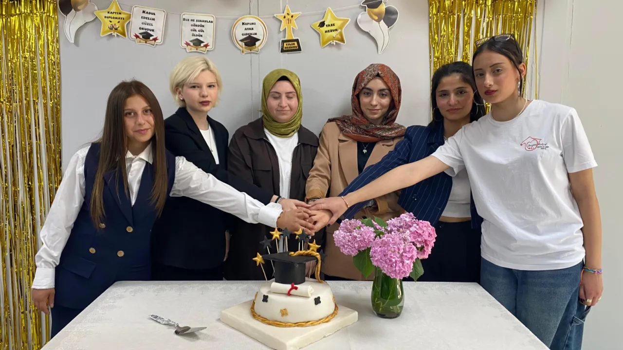 Kocaeli Beyaz Kalpler’de mezuniyet sevinci