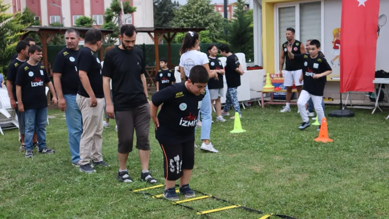Kocaeli İzmit'te otizmli bireyler sahada kalplere dokundu