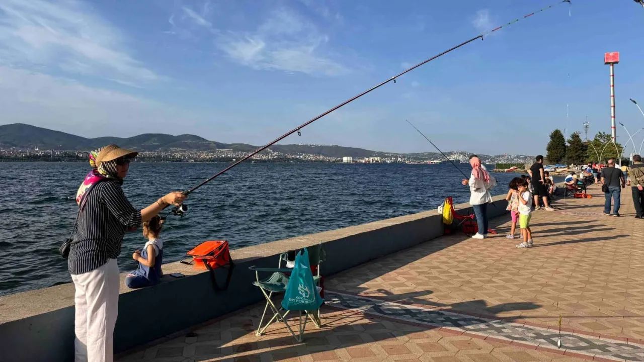 Kocaeli sahilinde şenlik, denizde yarış