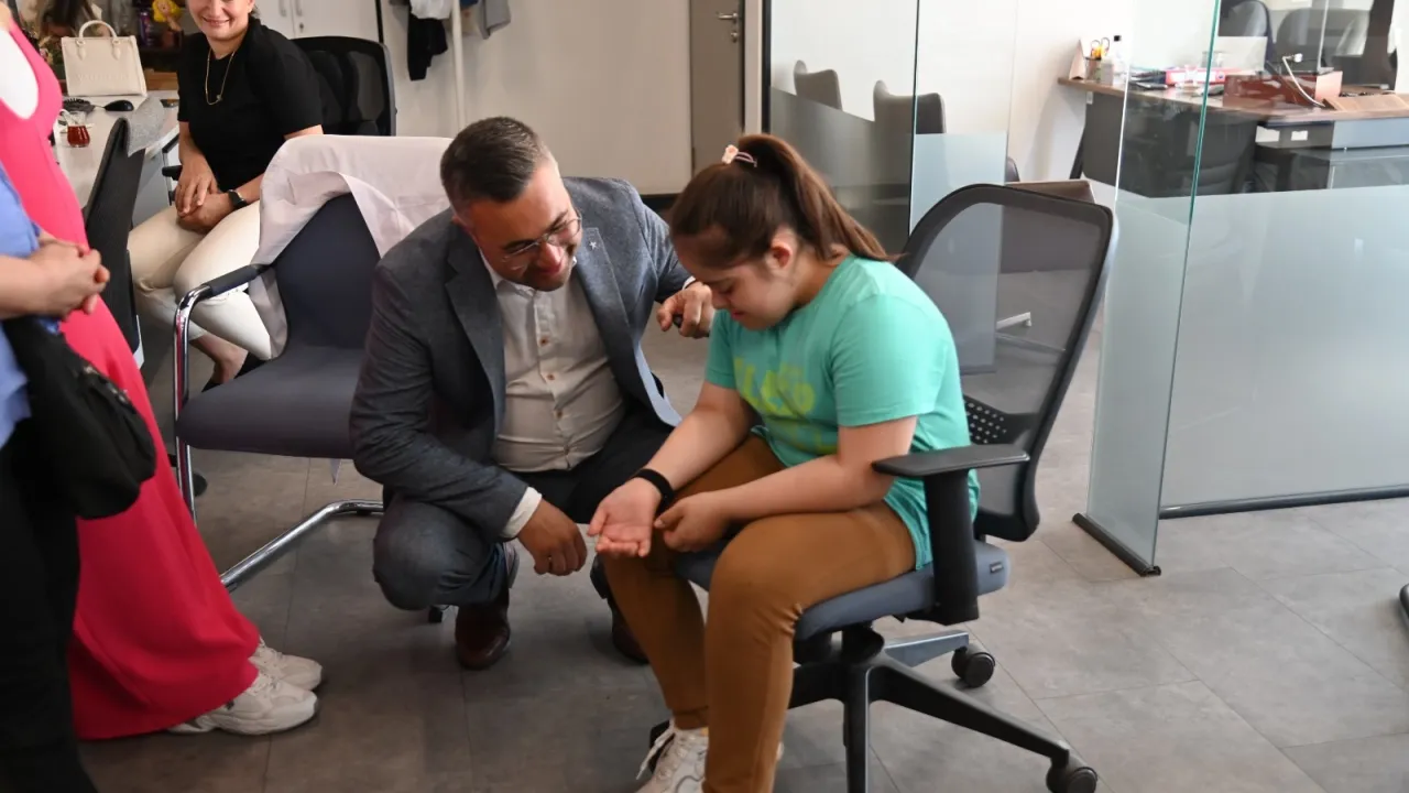 Manisa’da 'Ben Buradayım' akıllı bileklikleri dağıtılıyor