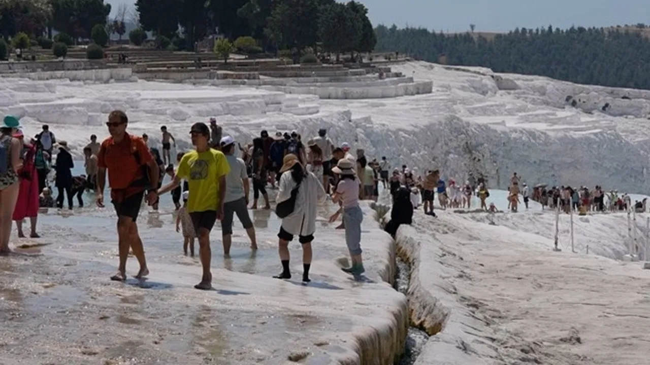 Pamukkale'nin beyaz cennetinde satranç molası