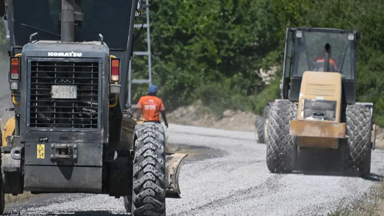 Yarmasu’da 8 kilometrelik yol sathi asfaltla yenilendi