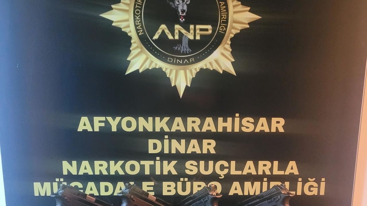 Afyonkarahisar’da araçta 4 ruhsatsız tabanca bulundu