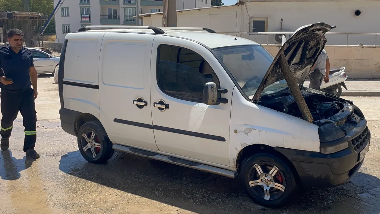 Adıyaman’da otomobil alev aldı: Beton mikseri sürücüsünden ilk müdahale