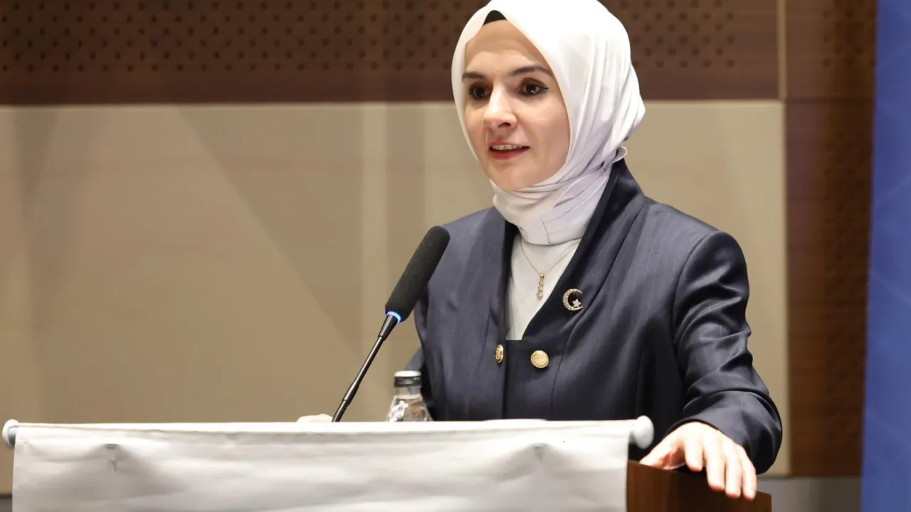 Bakan Göktaş'tan YKS çıkışında babasının çiçekle karşıladığı Çimen'e tebrik telefonu
