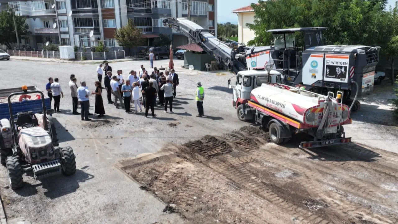 Başkan Dutlulu Akhisar’da Asfalt Çalışmalarını İnceledi