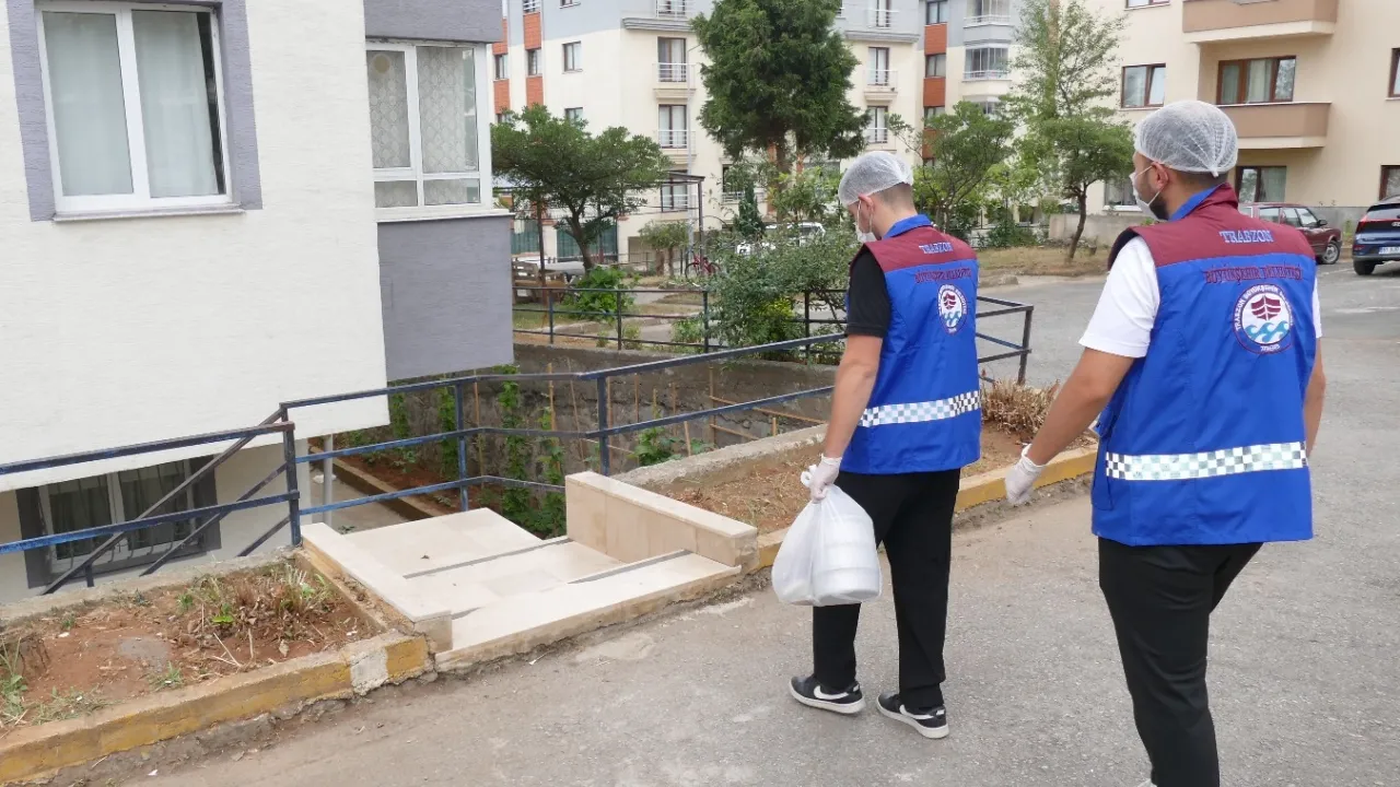 Bin 805 aileye evde sıcak yemek