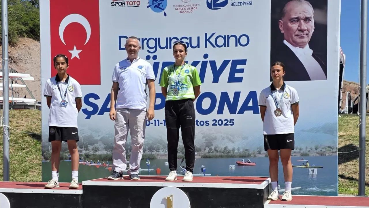 Bursa Büyükşehir Belediyesporlu kanocular madalyaları topladı