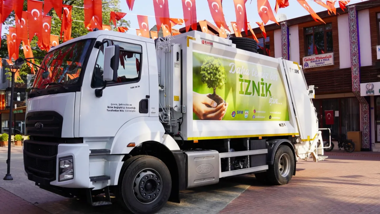 Bursa İznik'e bakanlıktan hibe çöp kamyonu