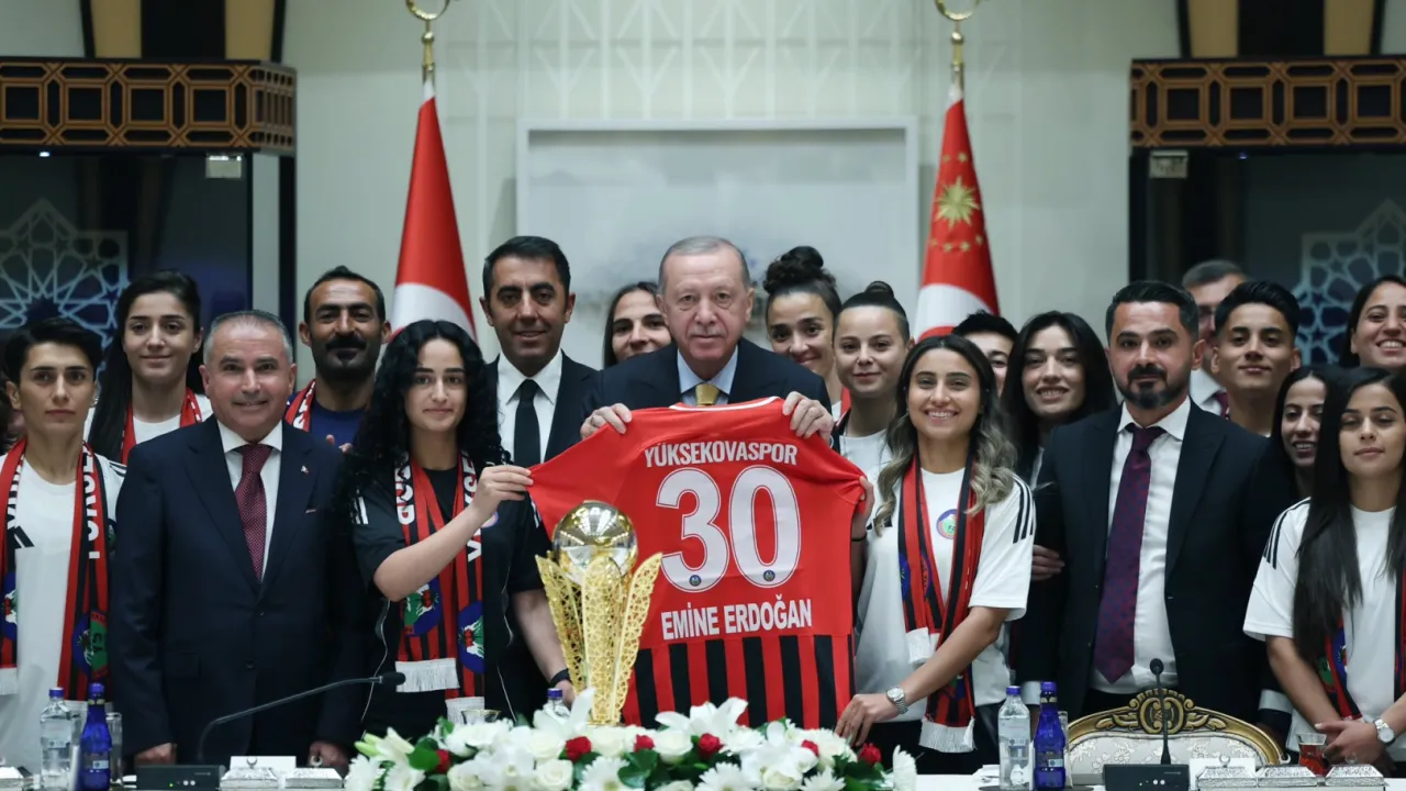 Cumhurbaşkanı Erdoğan, Yüksekovaspor Kadın Futbol Takımı’nı ağırladı