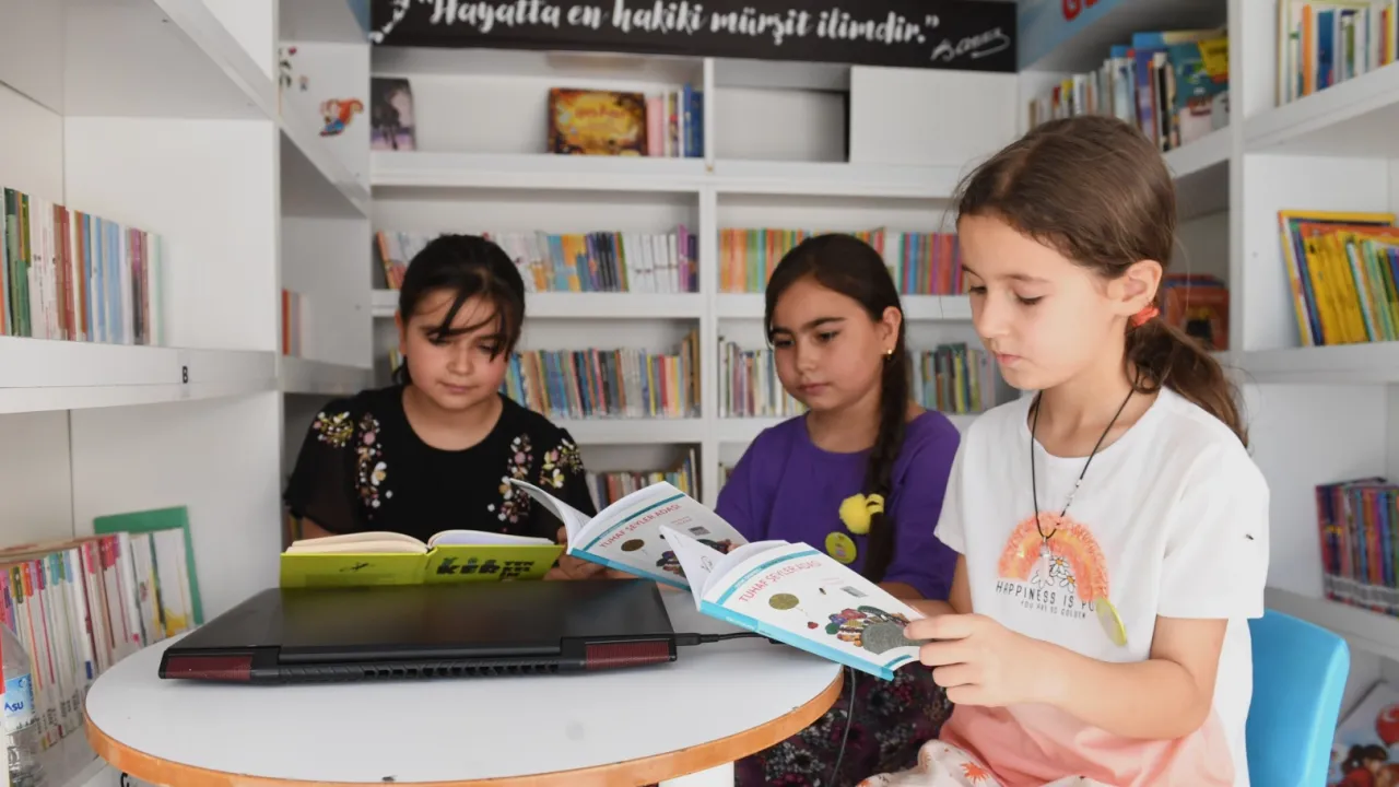 Gezici Kütüphane çocukları bilgiyle donatıyor