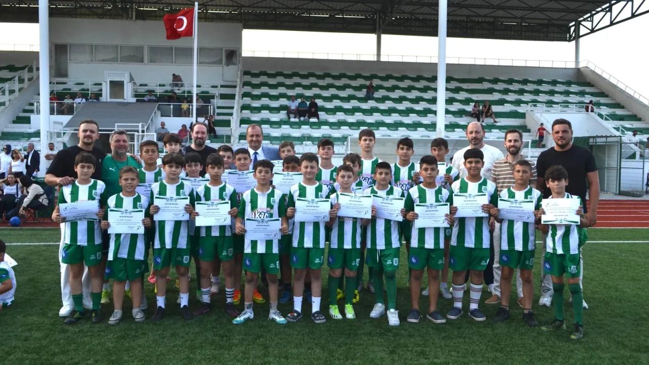 İznikspor Yaz Futbol Okulu’nda sertifika heyecanı