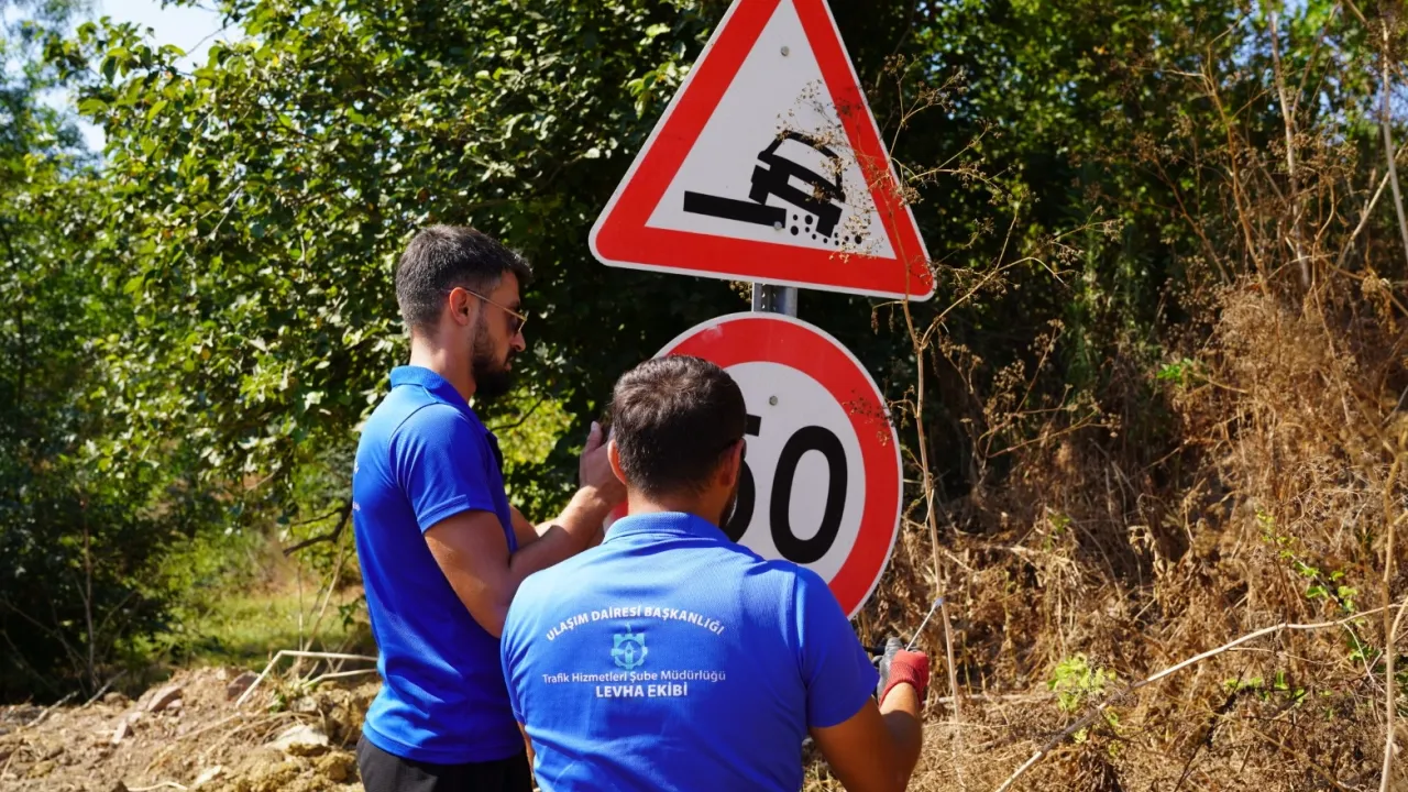 Kocaeli kırsalında ulaşım levhaları yenileniyor