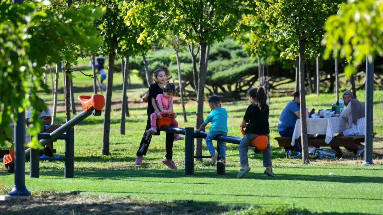 Sıcaktan bunalan parklara kaçıyor