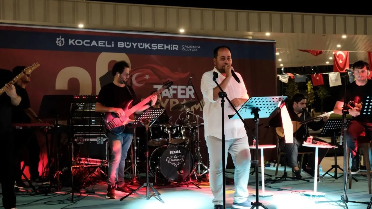 Zafer meşalesi Milli İrade Meydanı’nda yakıldı