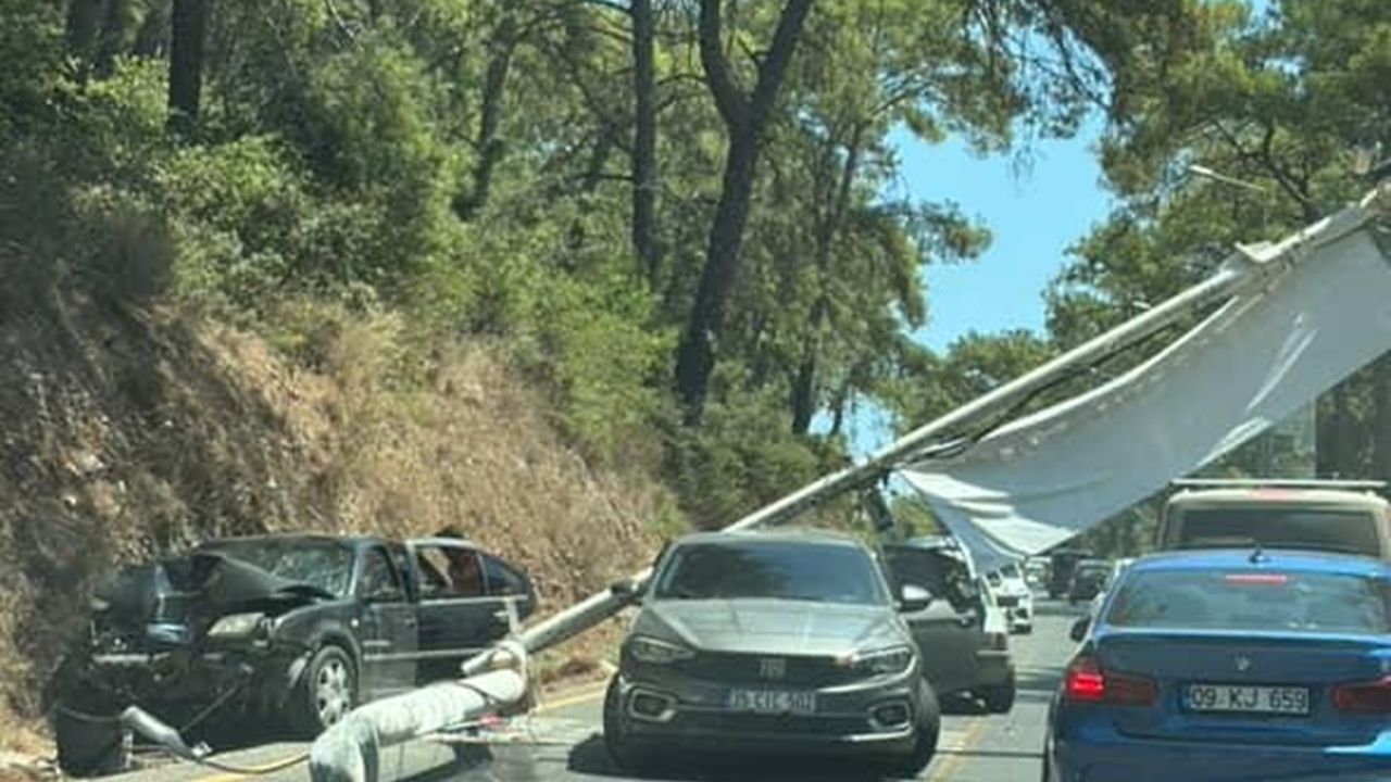 Akyaka girişinde direğe çarpan araç panik yarattı