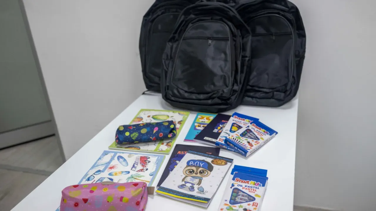 Bornova’da minik öğrencilere kırtasiye desteği