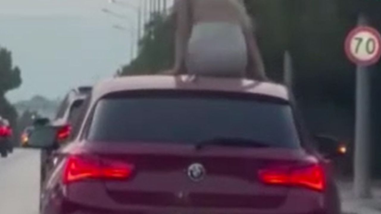 Çeşme’de trafiği tehlikeye atan dans...