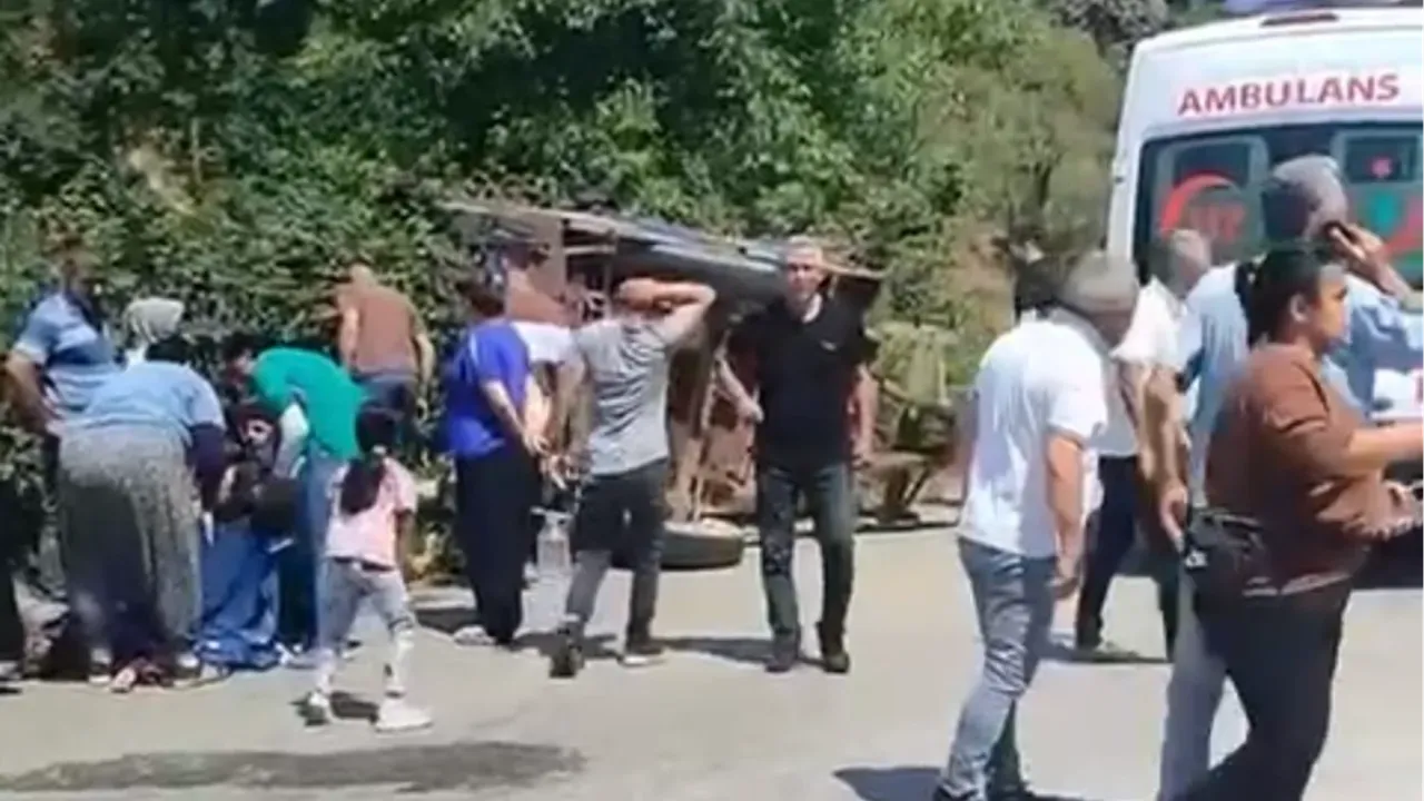 Düzce’de römork devrildi: Çok sayıda yaralı var