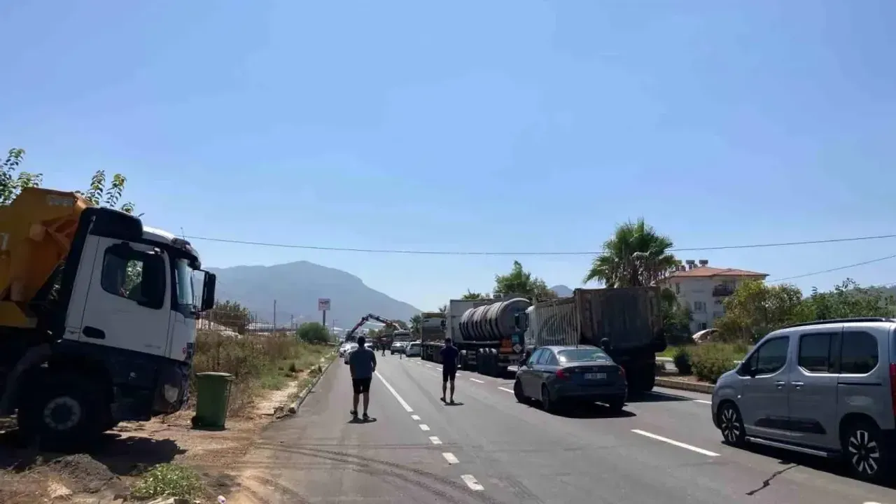 Gazipaşa’da kamyon EDS direğini devirdi: Yol ulaşıma kapandı