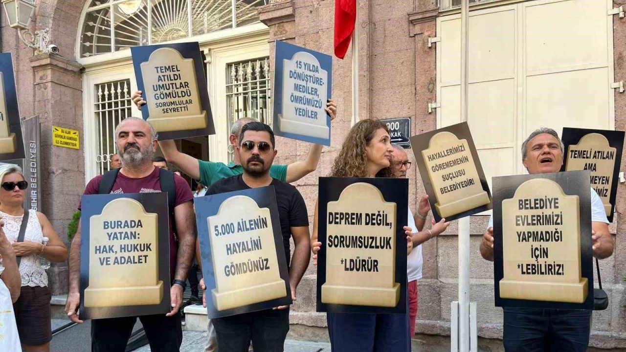 İzmirli kooperatif mağdurlarından mezar taşlı eylem