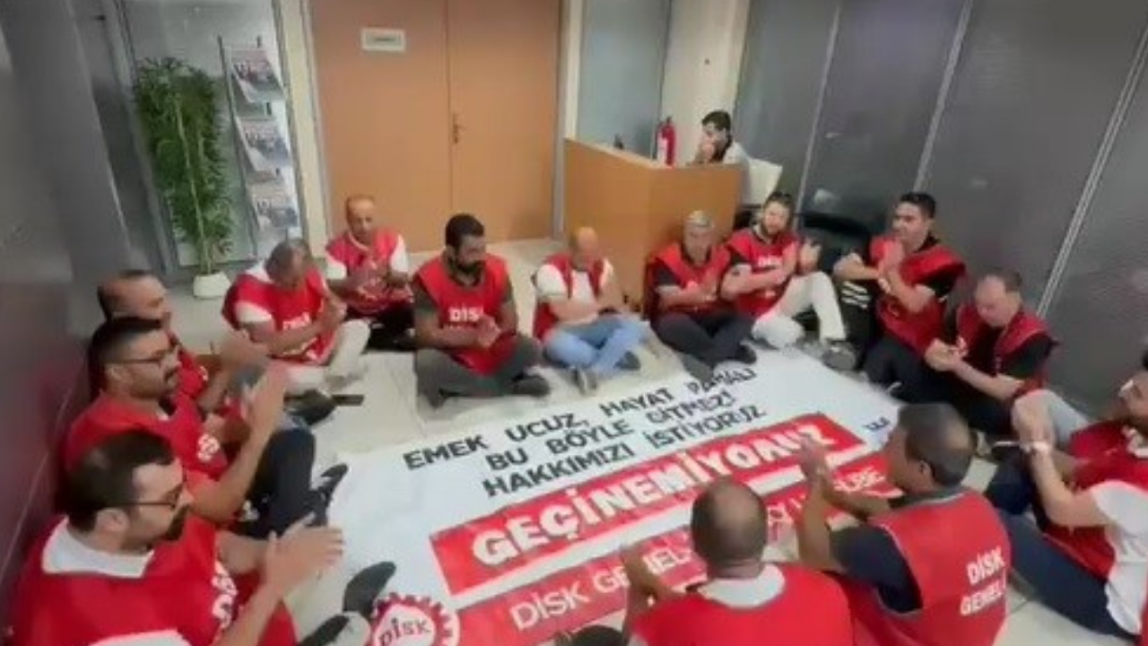 Karşıyaka'da işçiler maaş için başkana dayandı