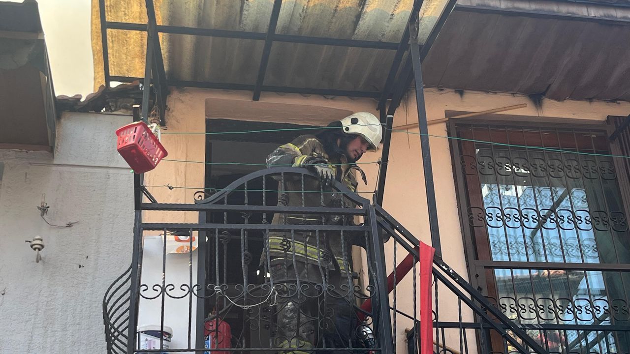 Konak’ta çıkan yangın evleri küle çevirdi