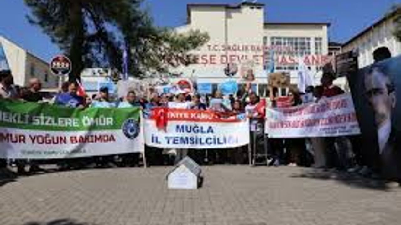 Muğla'da memurlar iş bırakıp tabutlu eylem yaptı