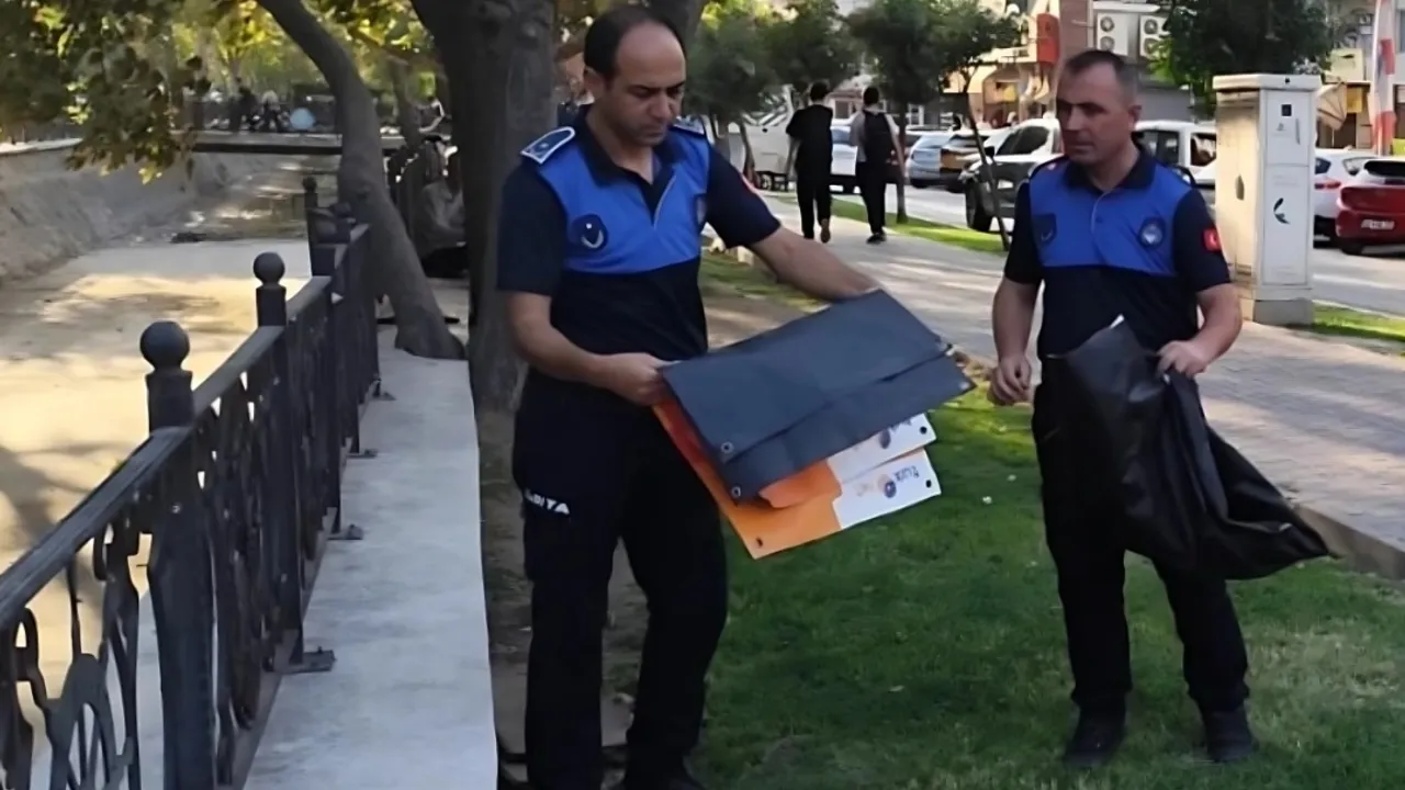Bursa Gemlik'te izinsiz afişlere Zabıta müdahalesi