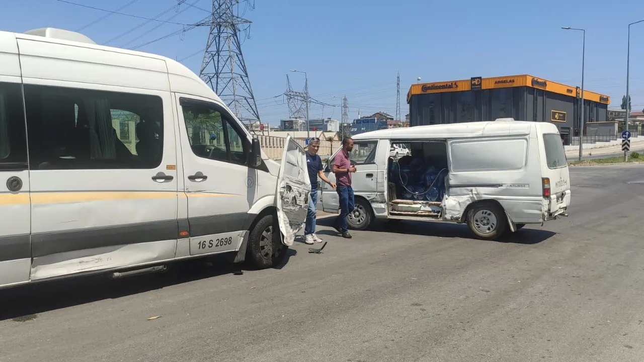 Bursa’da trafik kazası güldürdü! Kapısını arayan şoför, servis minibüsünde buldu
