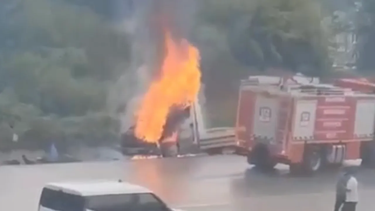Düzce Akçakoca’da seyir halindeki çekici alev aldı!