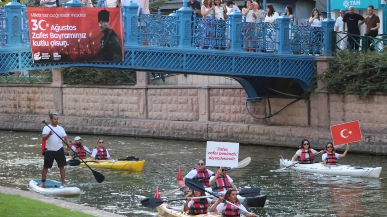 Eskişehir'de kano sporcularından unutulmaz gösteri