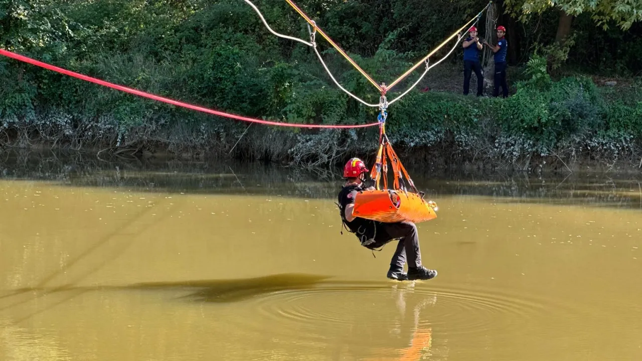 İtfaiyeciler Sakarya Nehri üzerinde nefes kesti