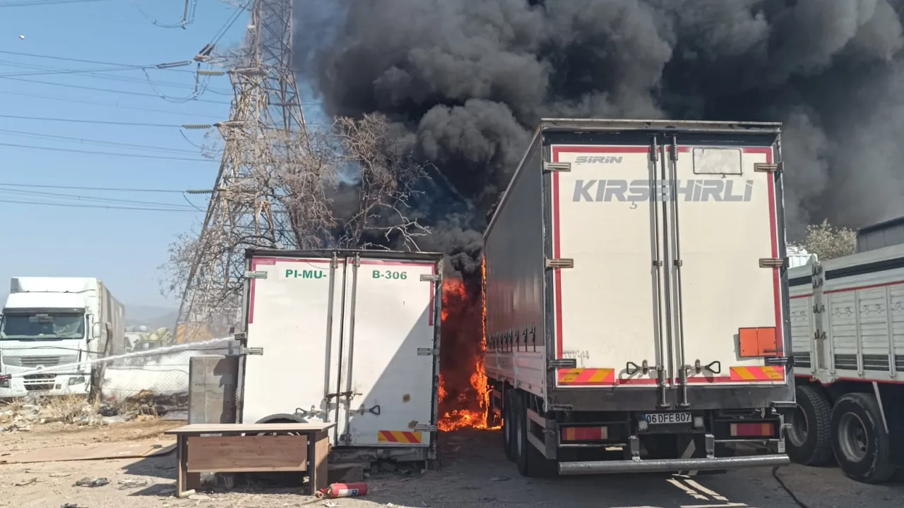 İzmir İtfaiyesi'nden konteyner yangınına müdahale