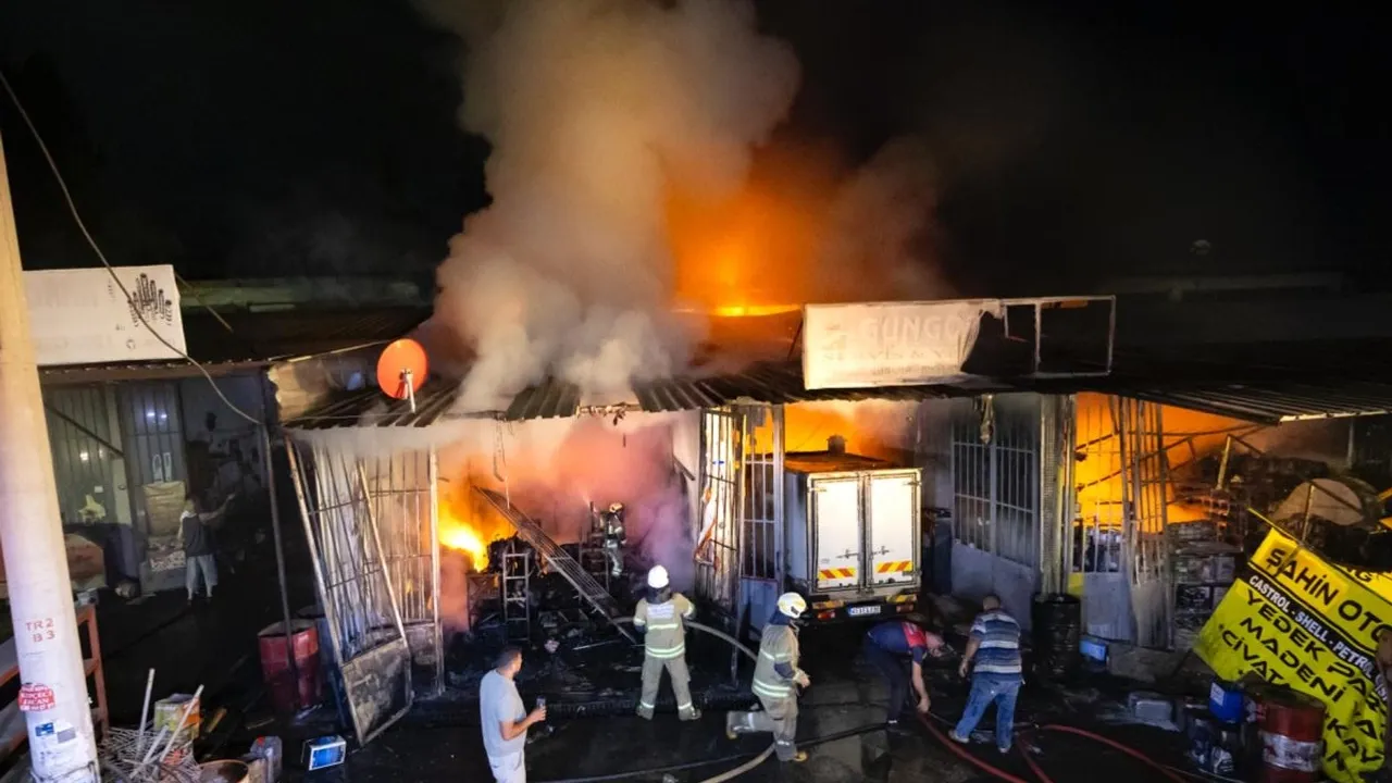 İzmir Kemalpaşa’da sanayi sitesindeki yangın kontrol altında