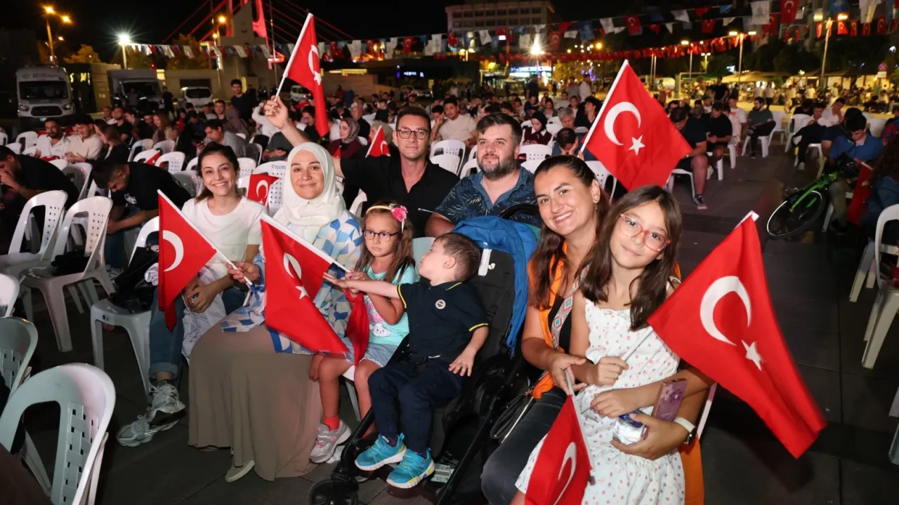 Kocaelililer, mili coşkuyu dev ekranda yaşadı