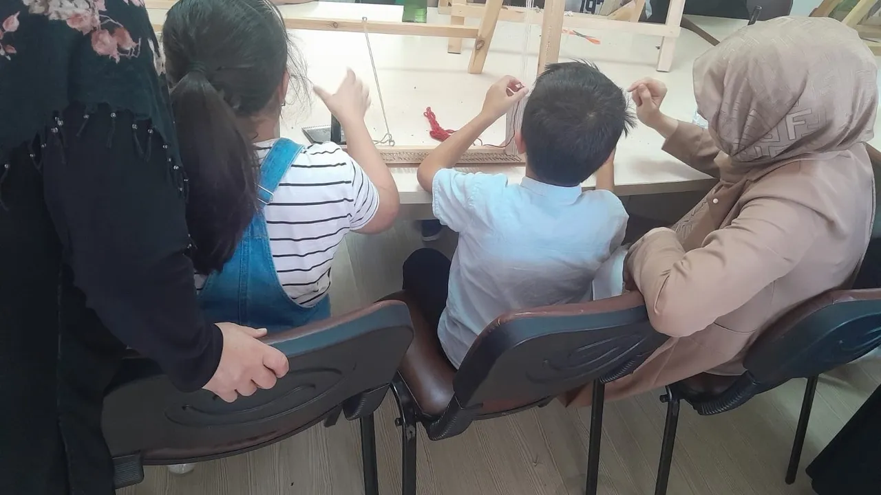Nevşehirli çocuklar Halı Dokuma Atölyesi'nde