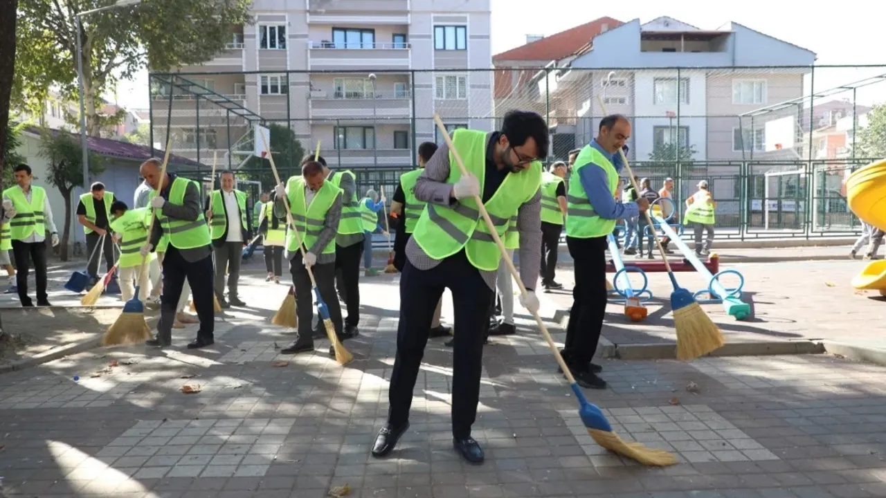 Vatandaş seferber, mahalle tertemiz oldu
