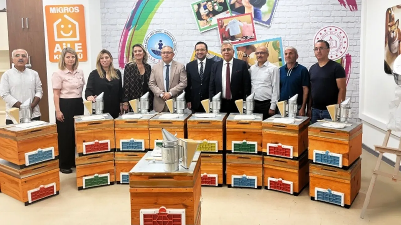 Yalova'da başarılı kursiyerlere arıcılık başlangıç seti desteği