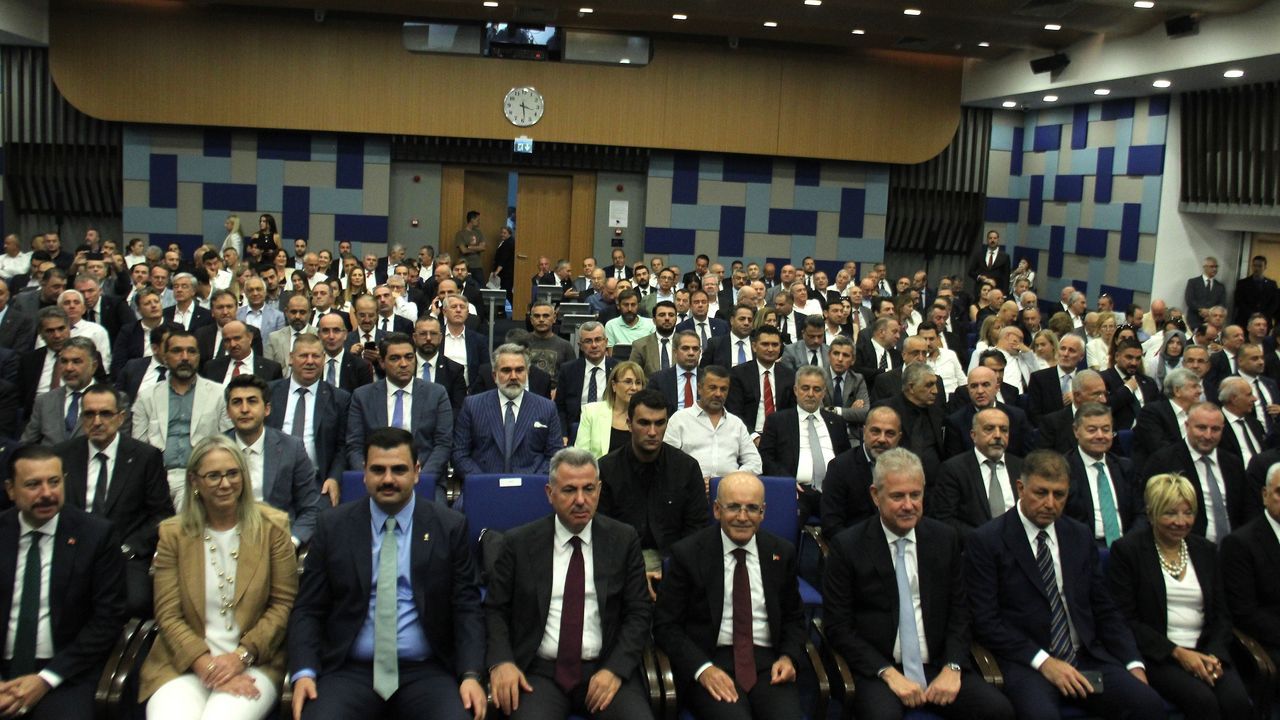 Bakan Şimşek, İzmir'de iş dünyasıyla buluştu