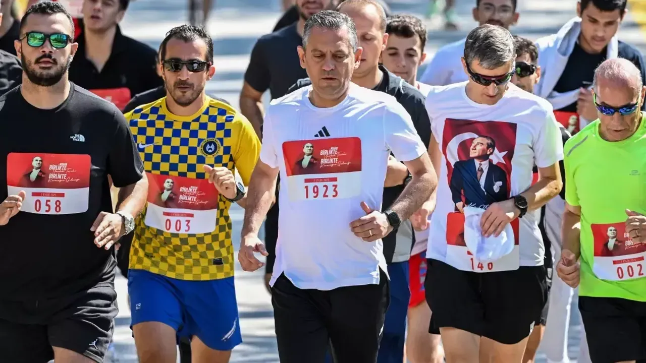 CHP Lideri Özel, 102. Yıl Koşusu’nda Gençlerle Birlikte Ter Döktü